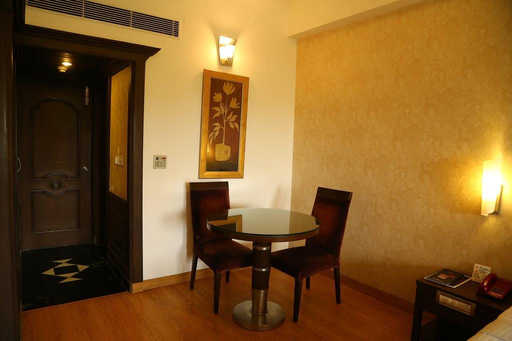 Hotel Park Grand Chandīgarh Εξωτερικό φωτογραφία
