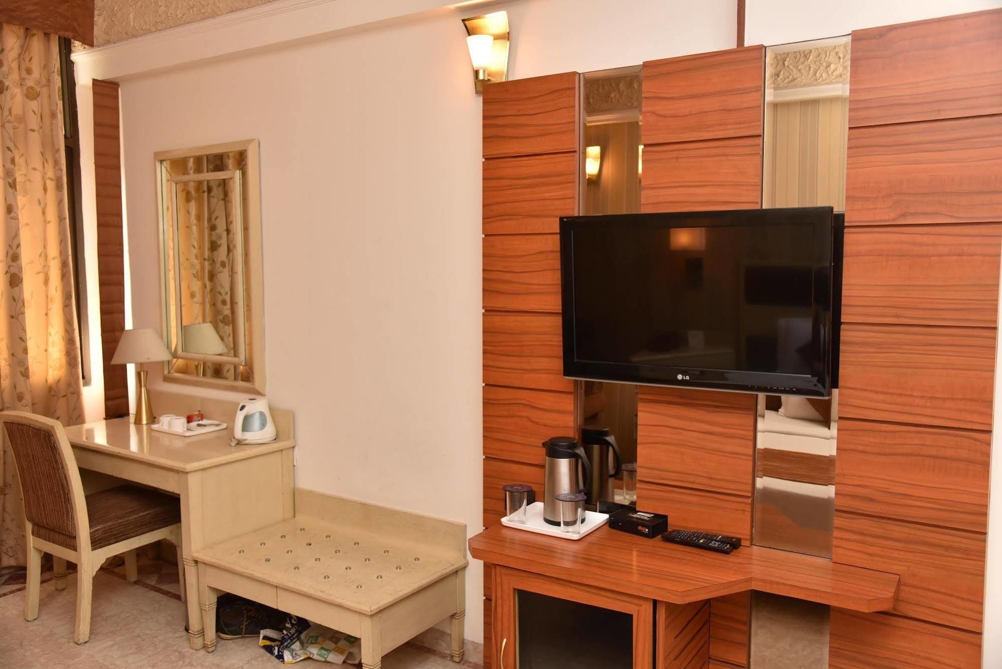 Hotel Park Grand Chandīgarh Εξωτερικό φωτογραφία