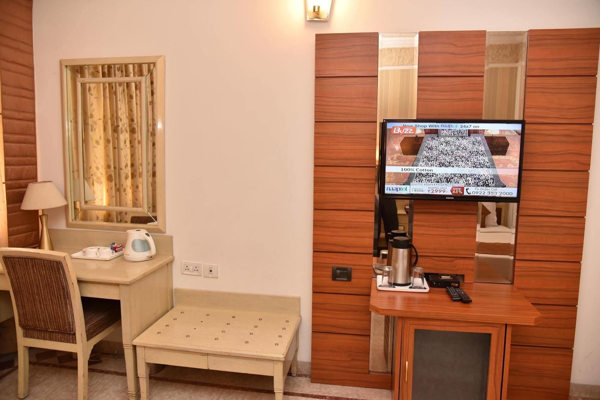 Hotel Park Grand Chandīgarh Εξωτερικό φωτογραφία